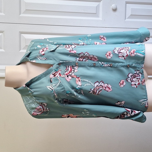 Candie's Dusty Green Floral Blouse Size Medium - Picture 7 of 11